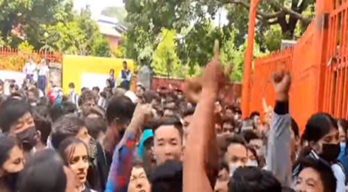 सेन्ट लरेन्स कलेजका शिक्षकले छात्रालाई दुर्व्यवहार गरेको भन्दै विद्यार्थीं आन्दोलित