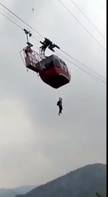 डोरीबाटै झुन्डिएर केबुलकारबाट झरेपछि….