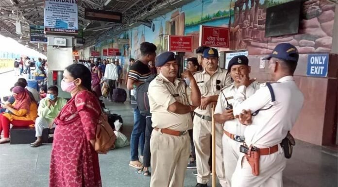 भारतमा अग्नी पथको विरोधः सयौं रेल सेवा रद्ध, यात्रुको विचल्ली
