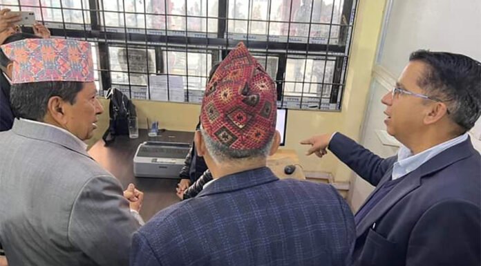 आकस्मिक अनुगमन गर्न कार्यालय पुगे मन्त्री श्रेष्ठ