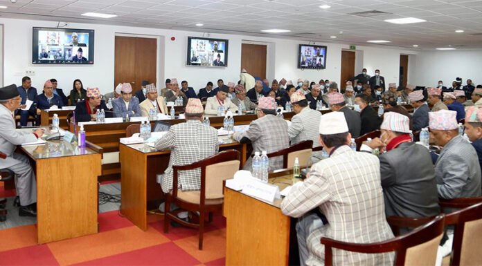 प्रधानमन्त्री सचिवहरुसँग छलफल गर्दै