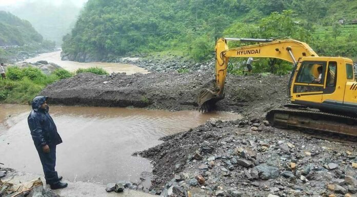 मुग्लिङ-काठमाडौं सडकः मोवाखोलाको लेदो पन्छाउन करिब १ घण्टा लाग्ने