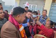 घरदैलोमा व्यस्त एमालेका उम्मेदवार बस्नेत, स्थानियद्धारा भव्य स्वागत, तस्विरमा हेरौंं