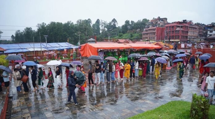 आज साउन महिनाको तेस्रो सोमबार : भिज्दै पशुपतिको दर्शन