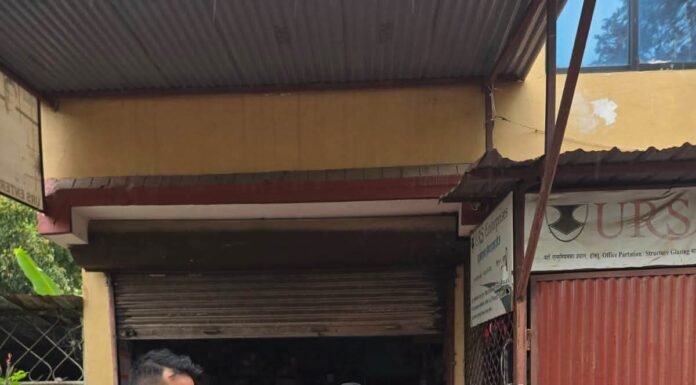 रसुवाका बाढी पीडितको राहतमा जुटेका काभ्रेका उमेश , तस्विरमा हेरौं